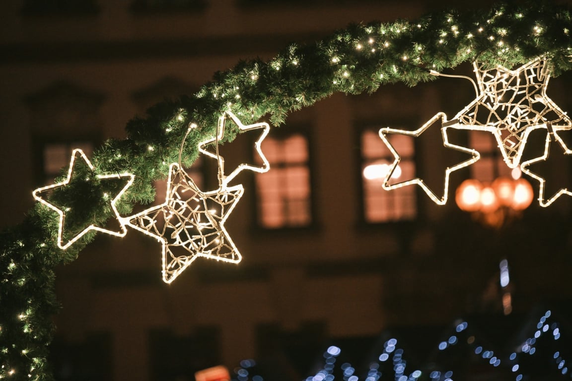 Hradec Králové se chystá na Vánoce. V ulicích už se objevují první světelné motivy