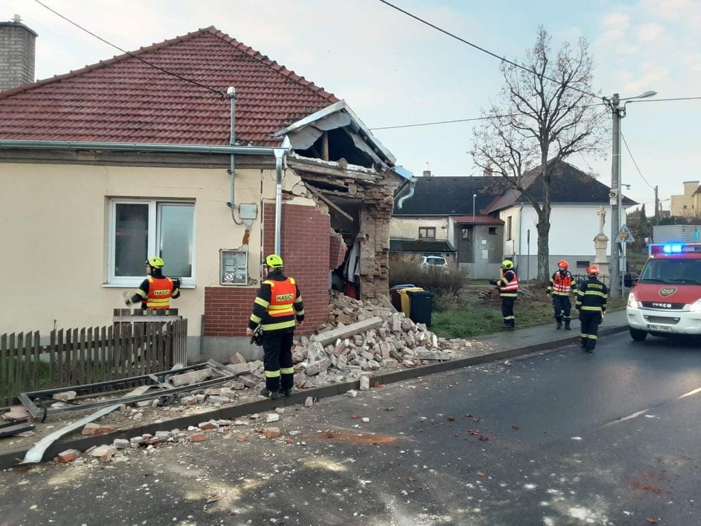 Autobus na Blanensku se sám rozjel i s cestujícími, poškodil rodinný dům