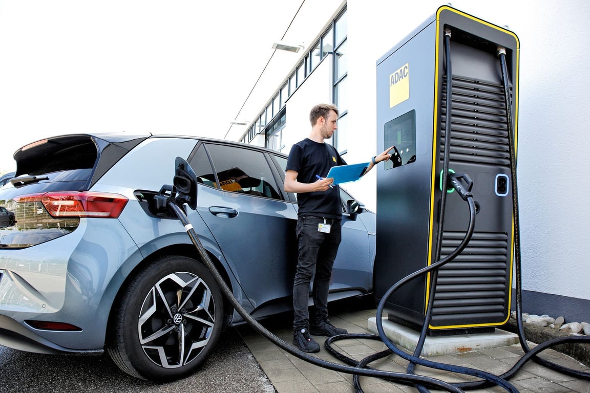 Ministerstvo bude nakupovat. Shání elektromobily za půl miliardy, část pro policii