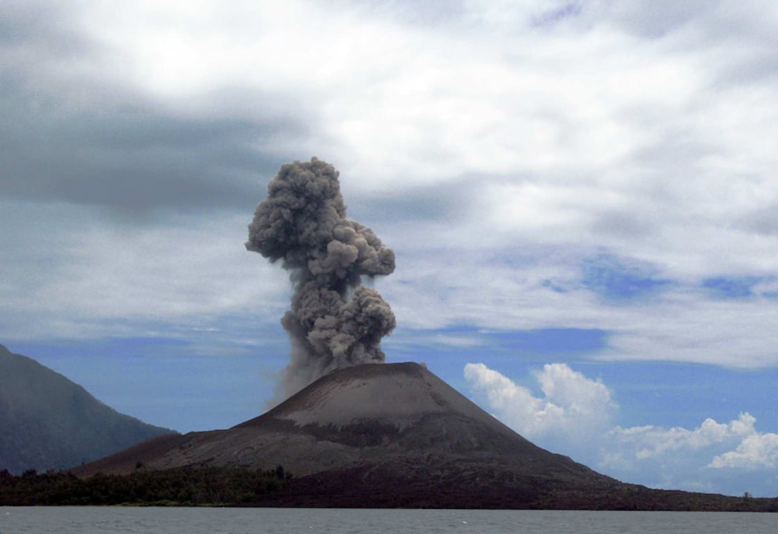 Nejničivější výbuch historie: Jak Krakatoa smetla ostrov, ochladila Zemi a inspirovala Čapka