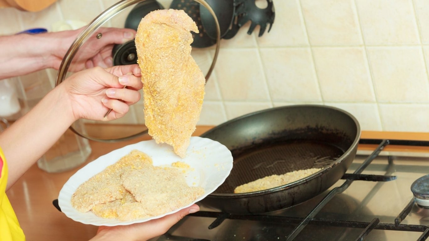 Většina lidí smaží řízky špatně, a ani o tom neví. Šéfkuchař prozradil trik, který změní výsledek k nepoznání