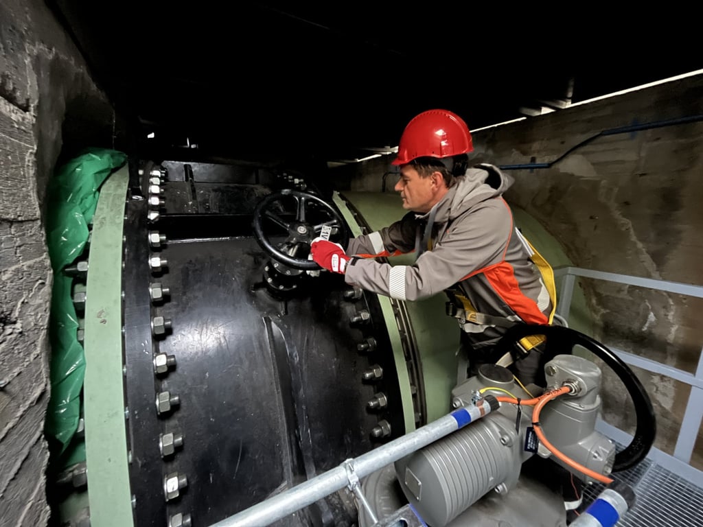 V Temelíně vyměnili hlavní uzávěr pro přívod vody do chladicí věže