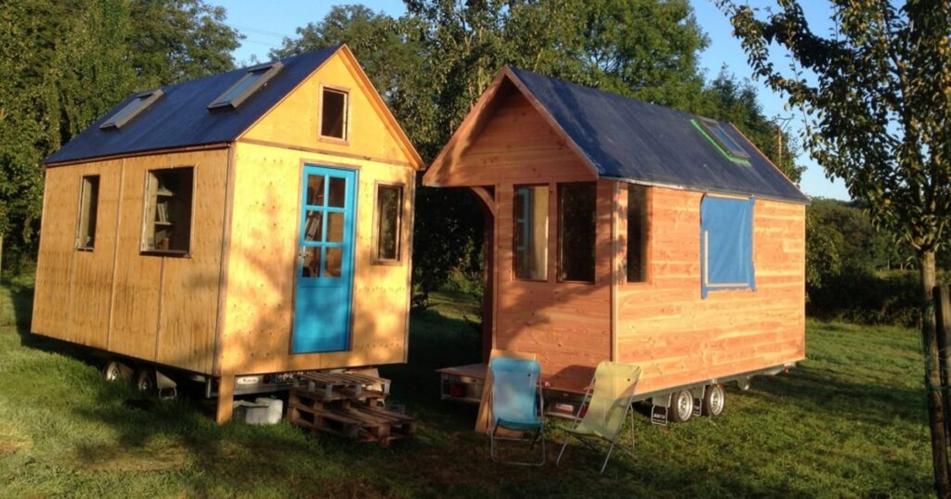 Matka i babička bydlí v maličkých domcích, které na první pohled klamou. Uvnitř skrývají naprostý luxus