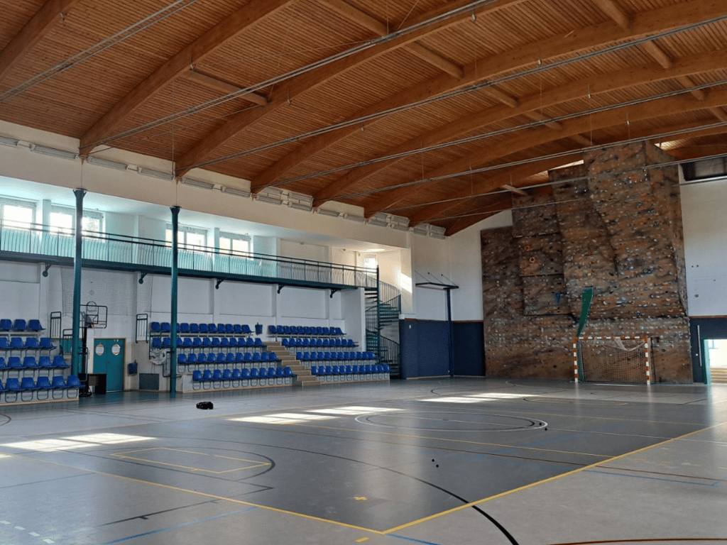 Rekonstrukce sportovní haly ZŠ Strž ve Dvoře přinesla moderní osvětlení a ozvučení
