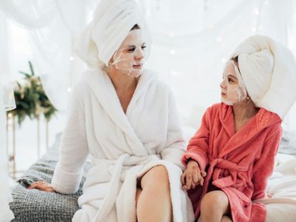 Osmileté školačky se mažou krémy proti stárnutí. Může jim to zničit kůži i zrak