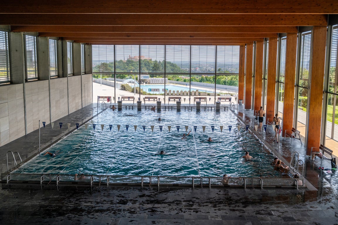 Bazén na Kraví hoře je otevřený plavcům. Čekají na ně nové sprchy i podlahy