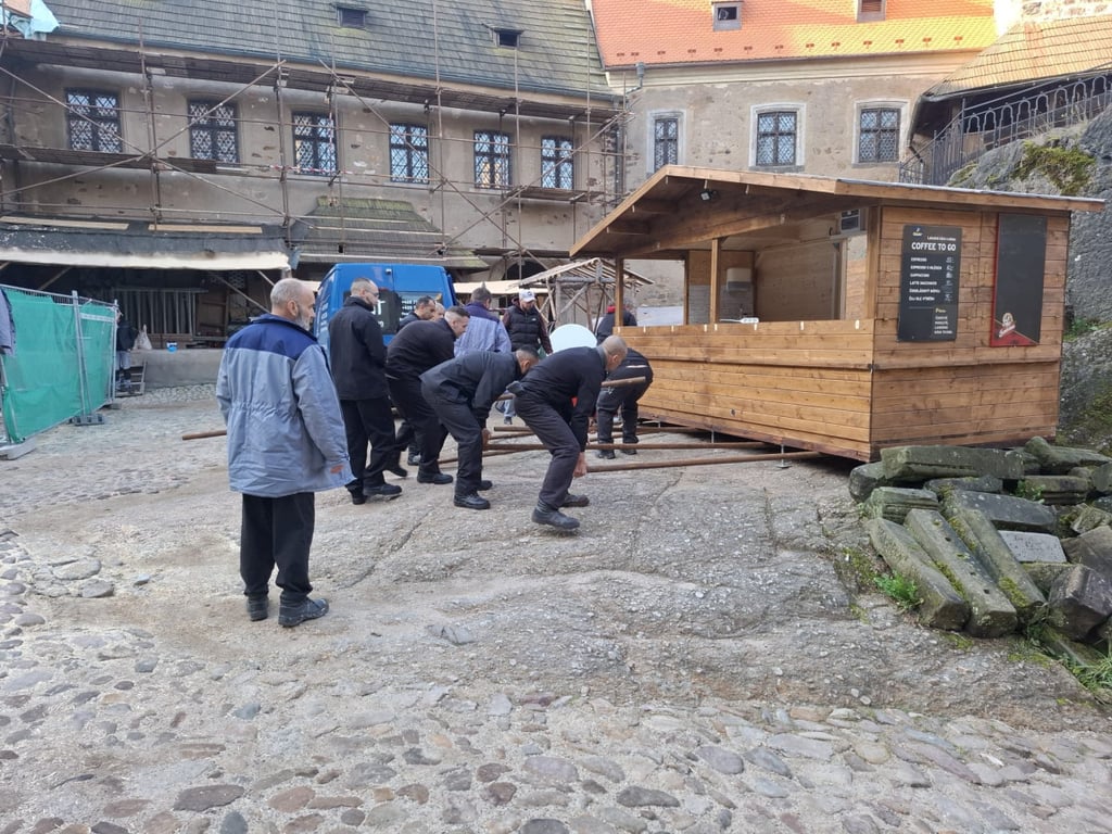 FOTO: Odsouzení pomáhali na hradě Loket