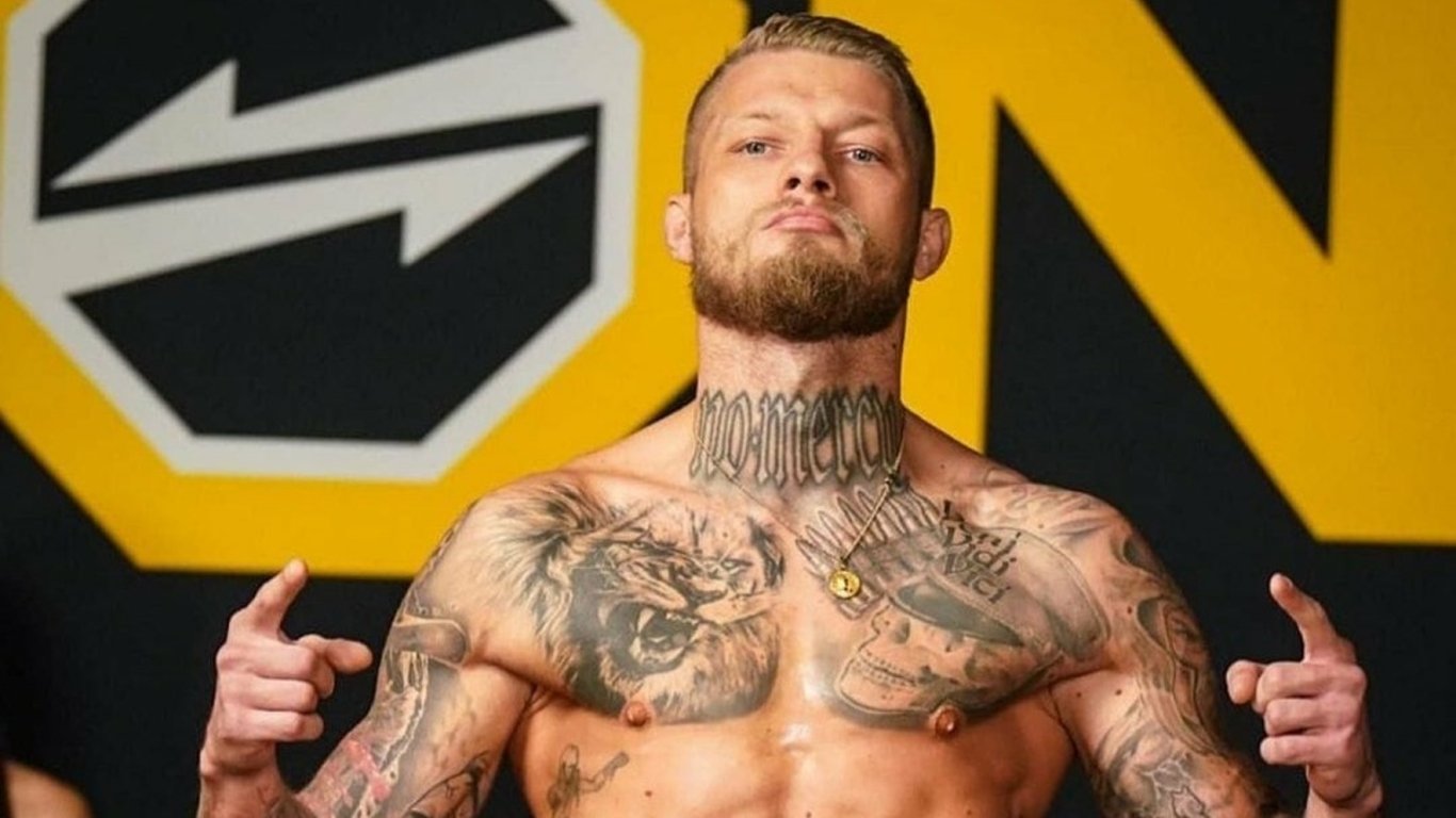 Roušal v Oktagonu řádil jako uragán. Proti Fryovi předvedl parádní demolici