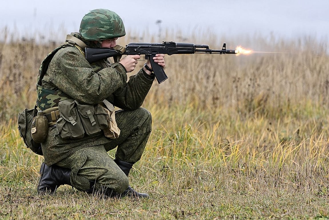 Souboj AK-47 a M16 rozděluje svět už desítky let. Každá zbraň má silné i slabé stránky, které rozhodují na bojišti