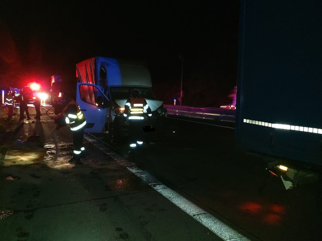 Dodávka narazila do kamionu na dálnici D2, řidič nehodu nepřežil