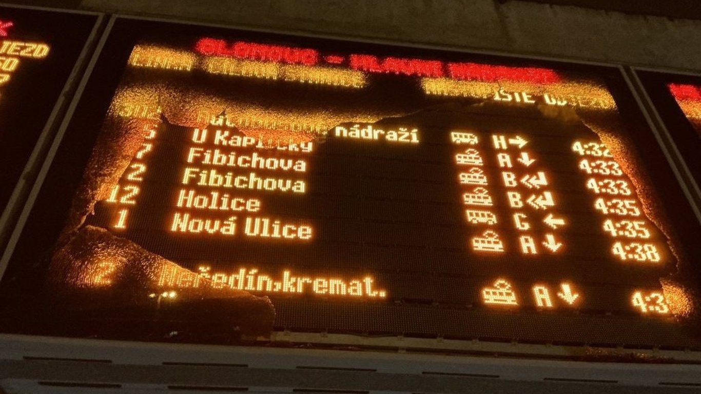 Mladík s kladivem řádil před nádražím v Olomouci. Rozbil informační tabuli a zastávku
