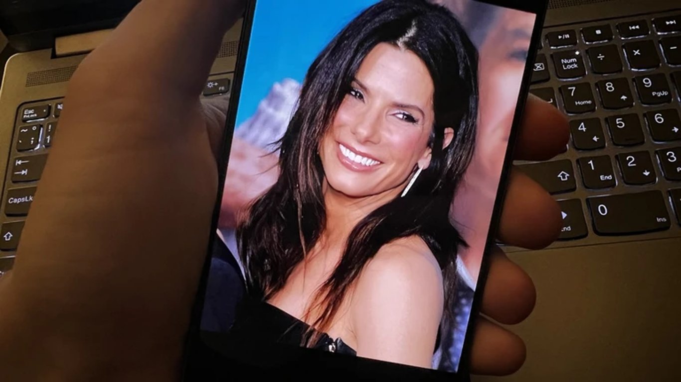 „Okradla mě Sandra Bullock. Poslal jsem jí 11 000 Kč na letenku, vrátit měla dvojnásobek.“ Pavel uvěřil, že si s ním píše celebrita