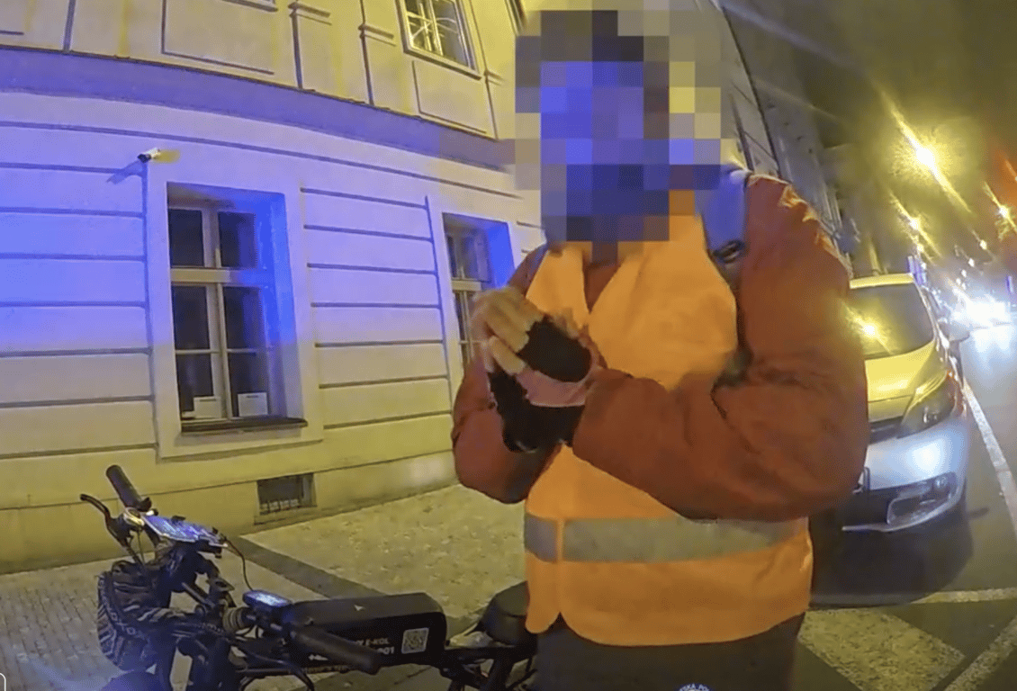 Jízda ve dvou i po chodníku. Koloběžkáři a cyklisté si opět vysloužili pokuty
