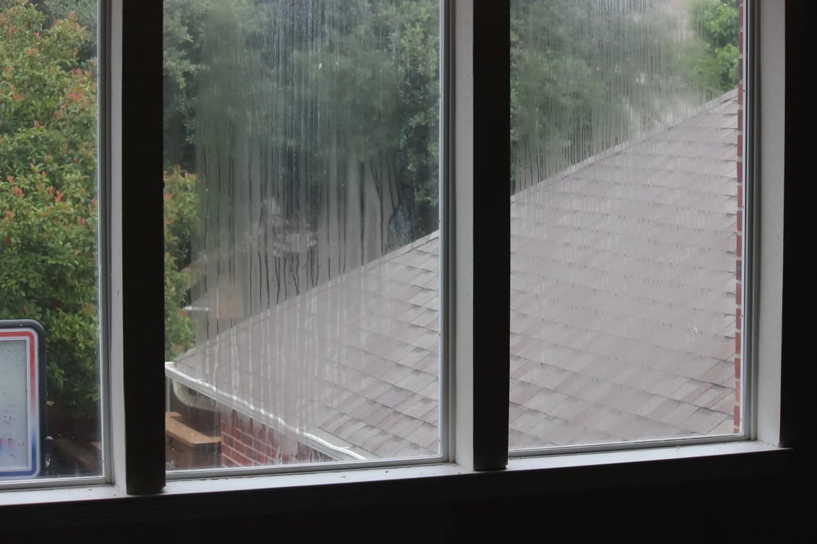 Orosené okno na podzim.