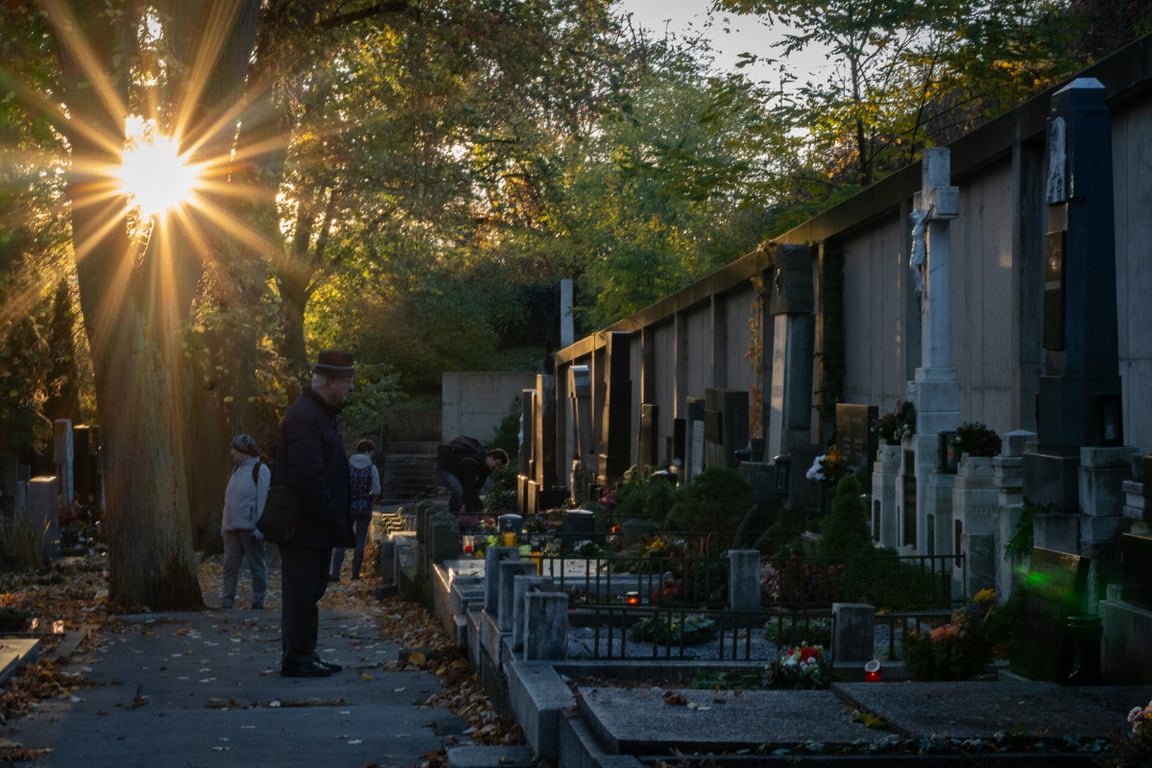 Klidné Dušičky v Brně zajistí dvě stovky strážníků, pohlídají zloděje i dopravu