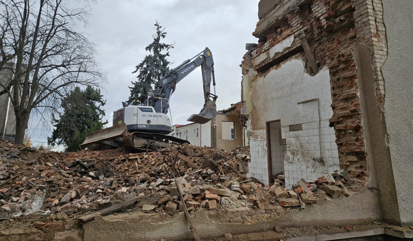Bagr demoluje zchátralou budovu rehabilitace. Vznikne tam nový blok Klatovské nemocnice