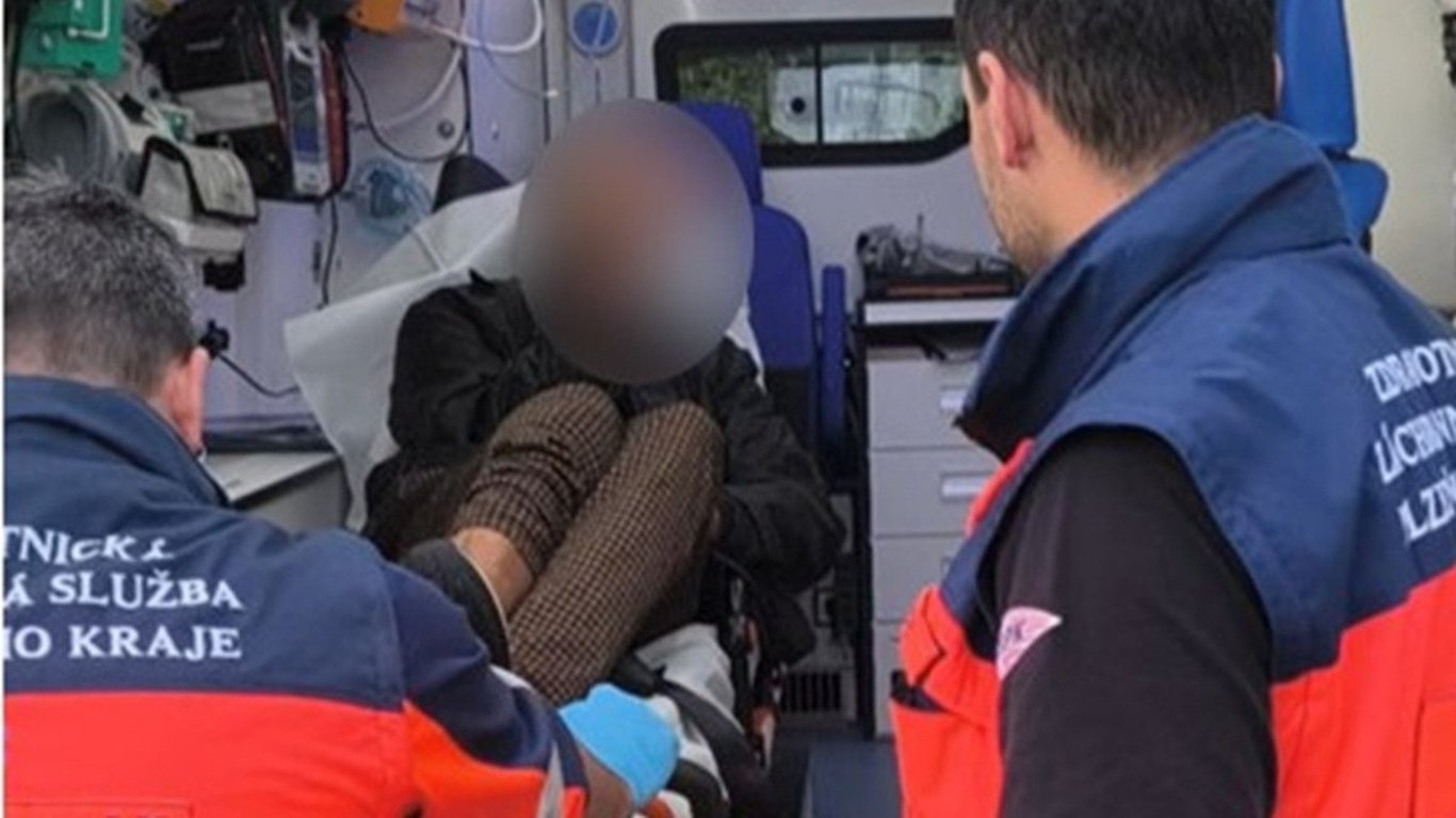 Zmatený muž ležel promočený a promrzlý u rybníka, zoufale volal o pomoc