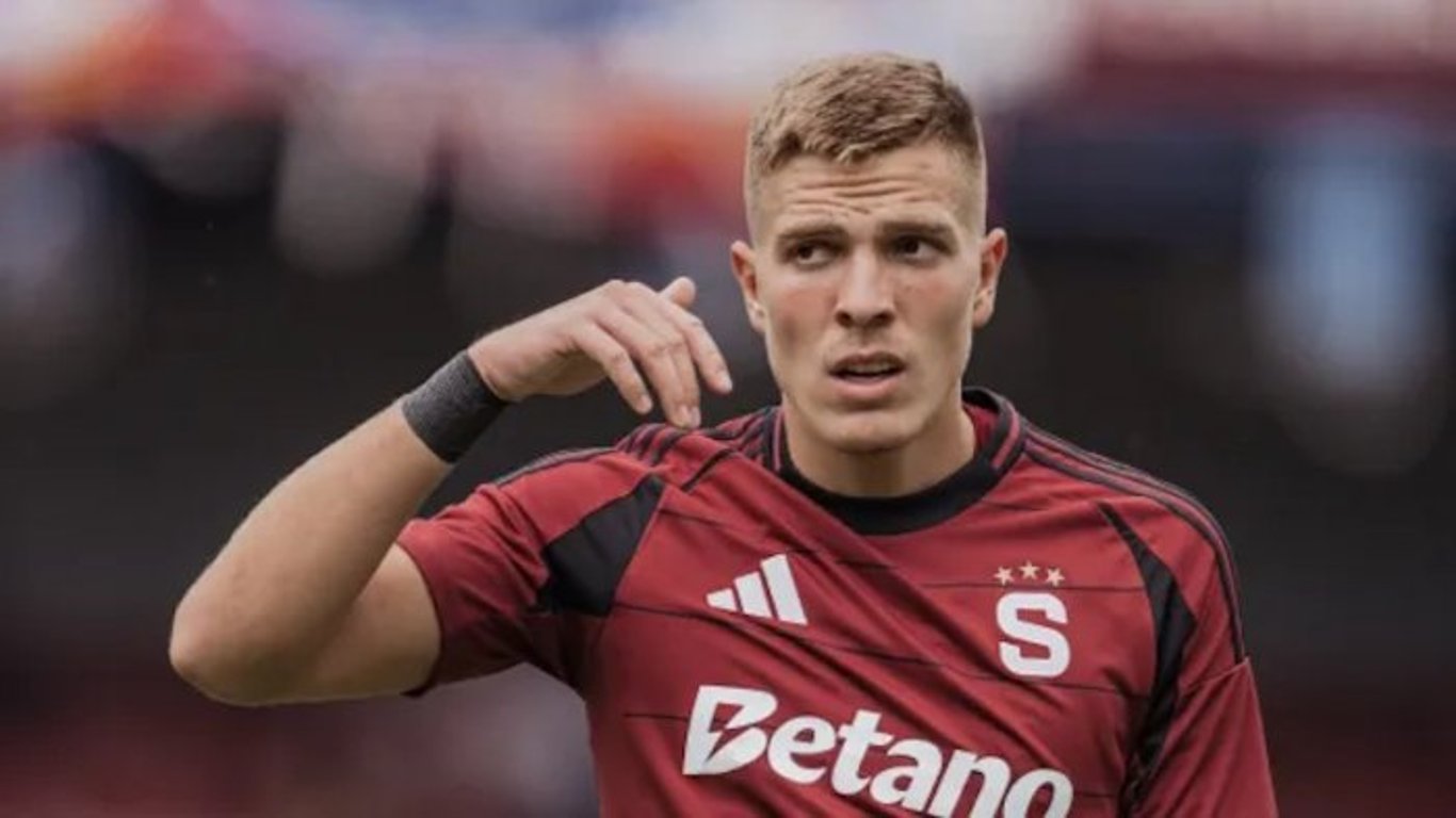 Měl být vyloučen. Klíčový moment derby, který sudí přehlédl a rozzuřil Slavii