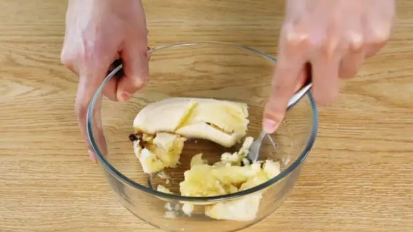 Banánový sirup děláme doma už roky. Pomáhá na kašel i bolest v krku a každý ho chce taky