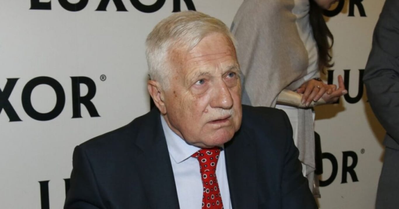 Nejnovější fotka Václava Klause pobouřila celý internet: Češi si všimli, jak nevhodně sleduje prezidentský pár