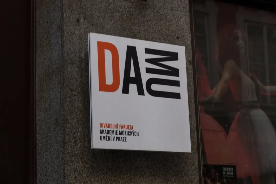 Cedule Divadelní fakulty Akademie múzických umění v Praze