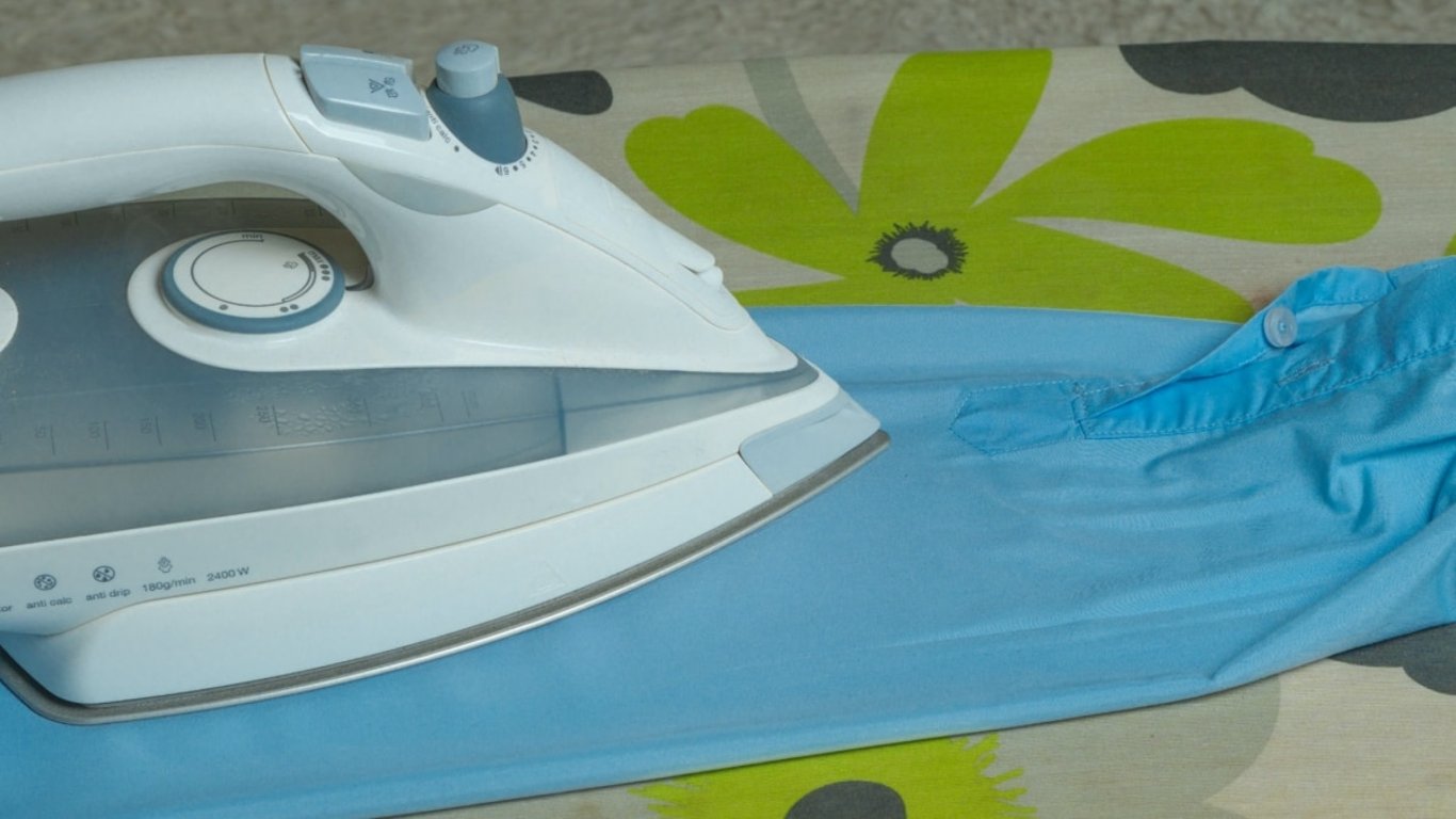 Pračka má funkci, kterou téměř nikdo nepoužívá. Kdo ji objevil, ten mluví o konci žehlení jedním dotykem