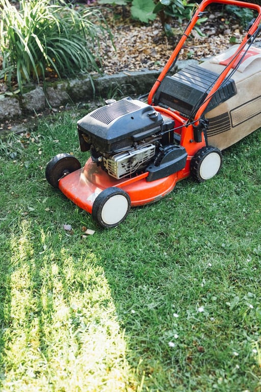 Při sekání trávníku vám výšku čepele pod sekačkou pomůže nastavit i obyčejná PET láhev