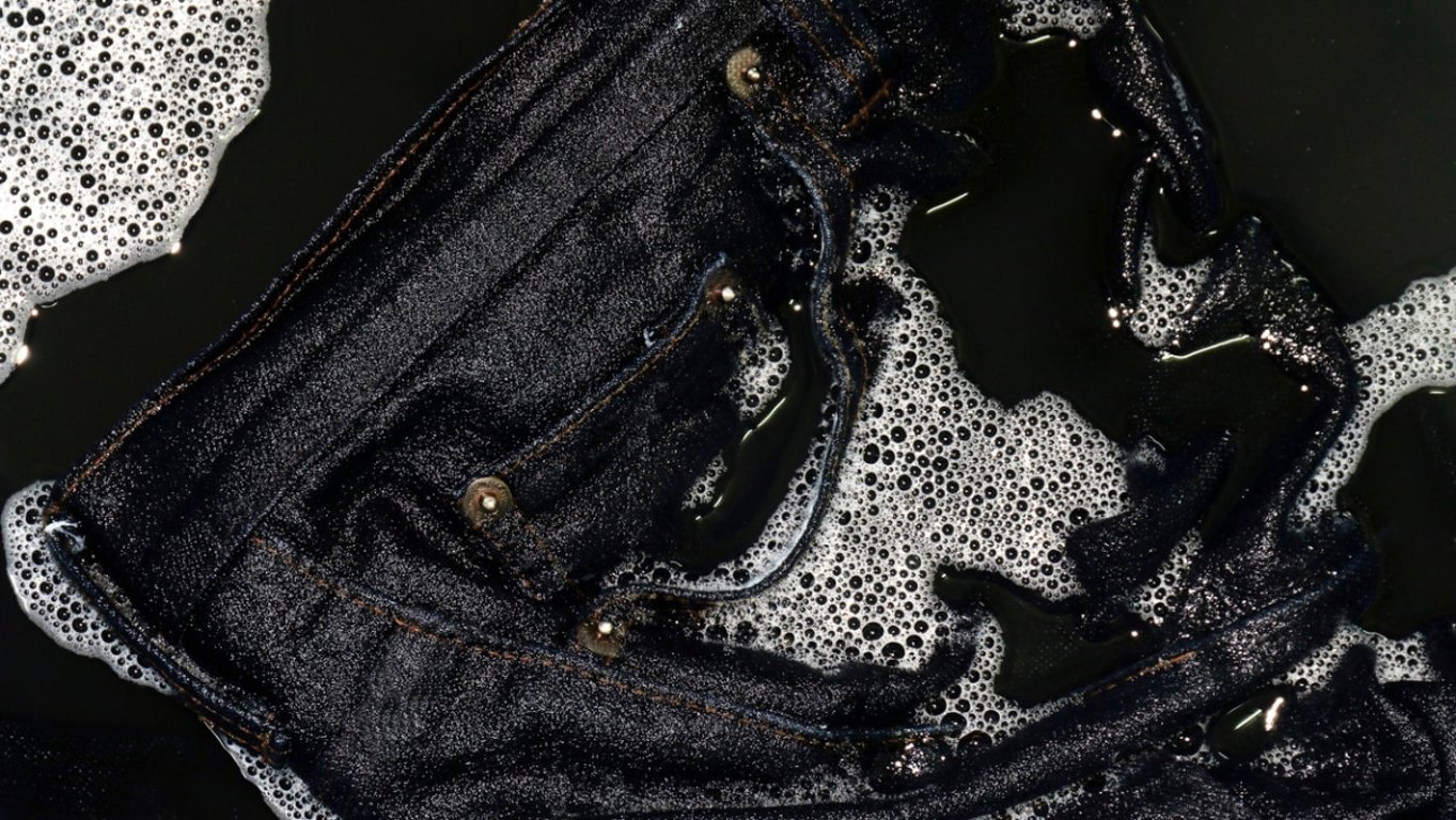 Tuhle chybu při praní tmavého prádla dělá většina domácností. Stačí přitom jeden krok a barvy zůstanou jako nové