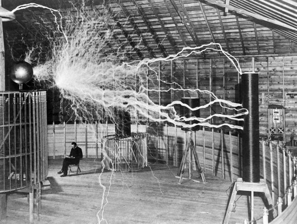 Nikola Tesla, FOTO: <a href="https://commons.wikimedia.org/wiki/File:Nikola_Tesla,_with_his_equipment_Wellcome_M0014782_-_restoration2.jpg">See page for author</a>, Public domain, via Wikimedia Commons
