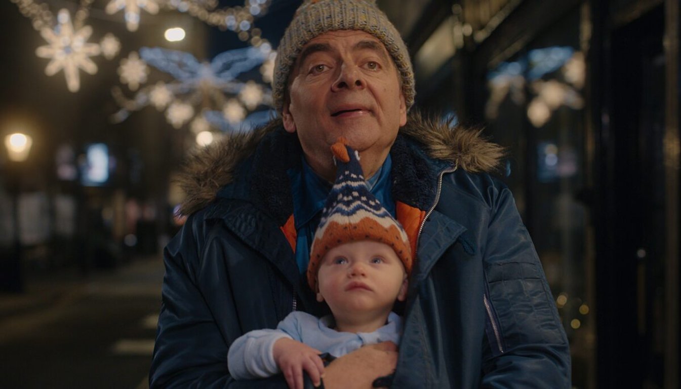 Rowan Atkinson se vrací na Netflix v destruktivní komedii. Na Vánoce bude muset hlídat dítě