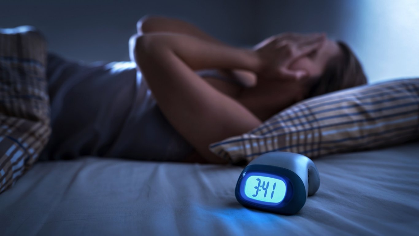 Vědci odhalili vzorec, který dokáže zastavit nekonečné noci bez spánku. Stačí pochopit jeden signál v těle