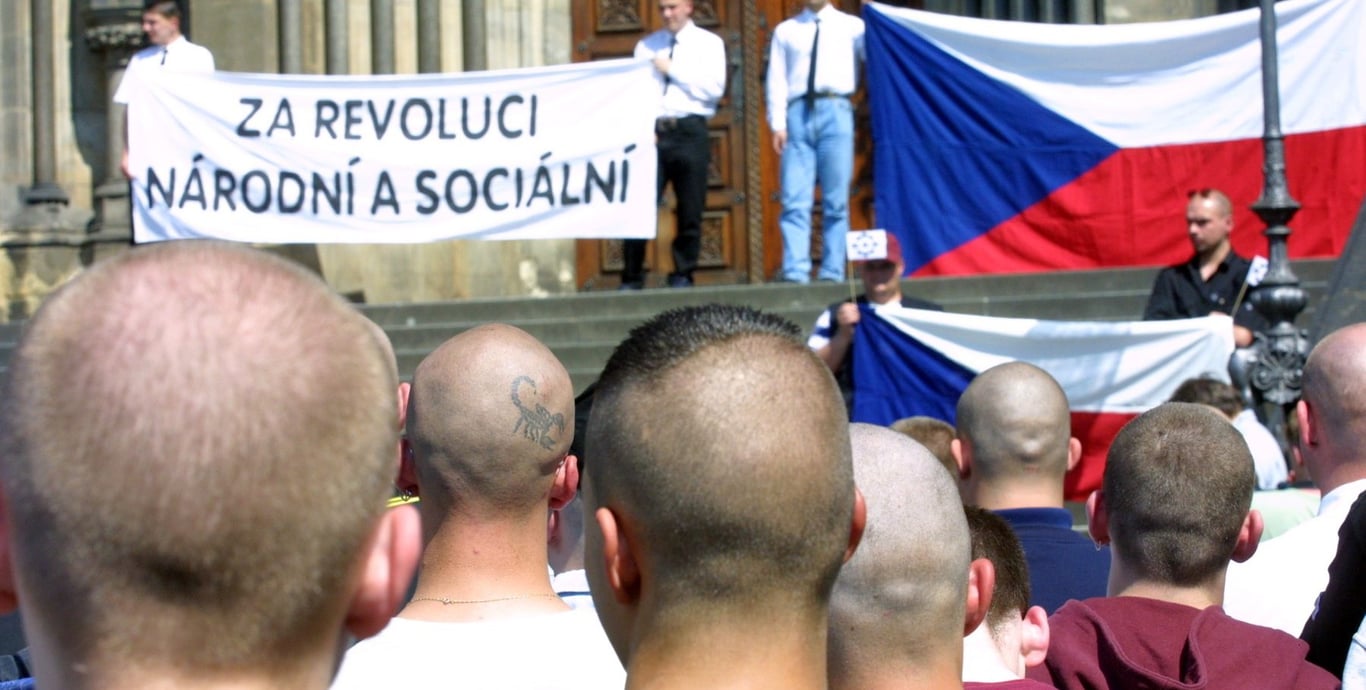 Krajní levice útočí na věci, krajní pravice na lidi, říká politolog Jan Charvát