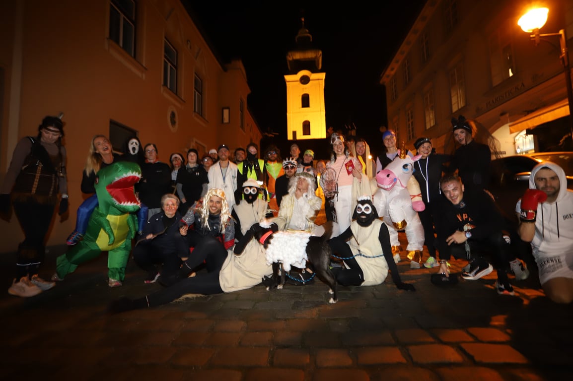 V Budějcích se běžel Halloween. Centrum zaplnili běžci v maskách i pes převlečený za ovečku