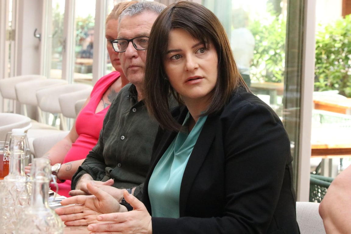 Sociální demokracie se po volebním krachu rozpadá. Rezignuje Maláčová i Zaorálek