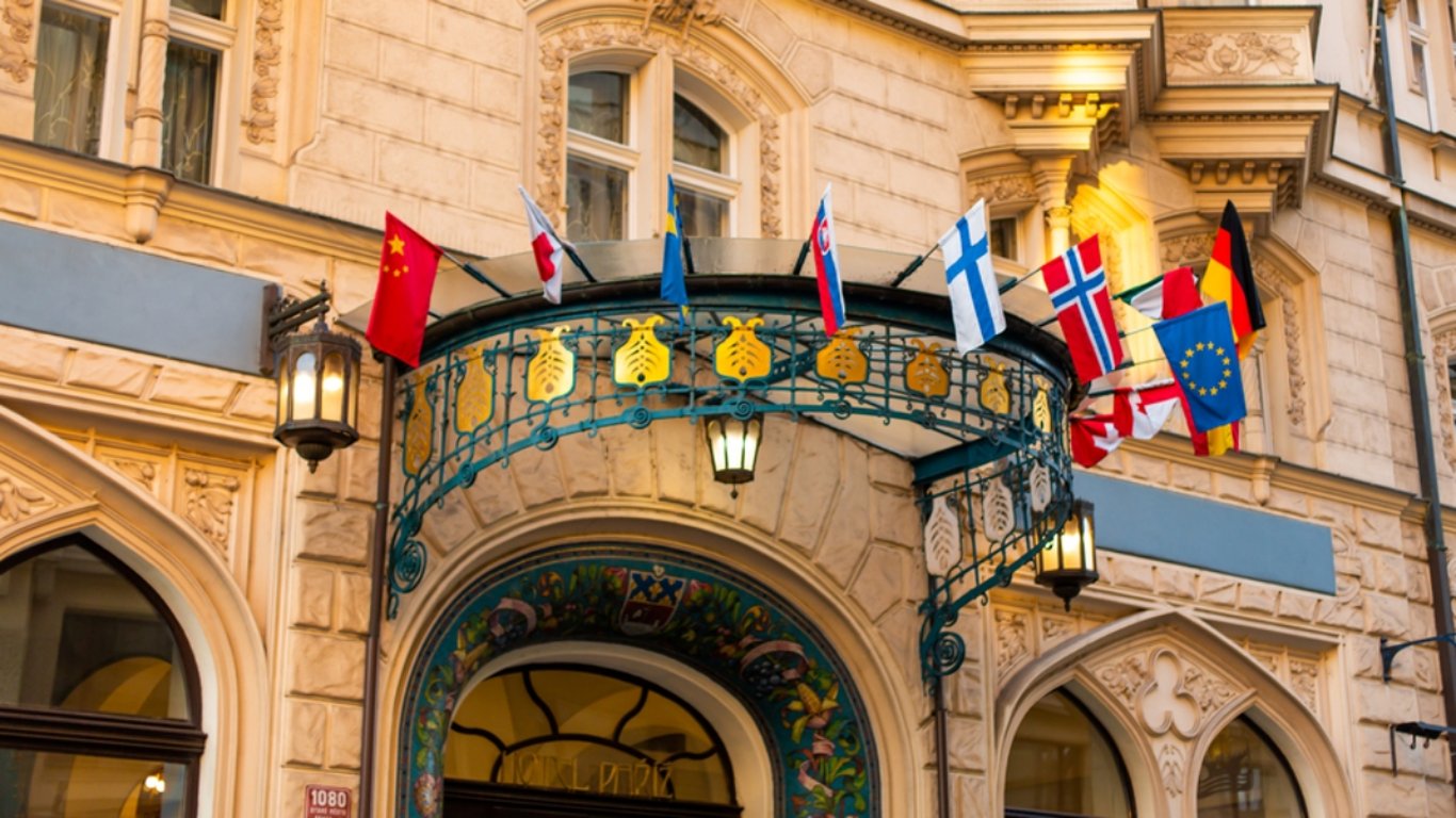 Jedna barva byla z vlajek vymazána už před staletími. Historie jí dala význam, kterého se svět stále bojí