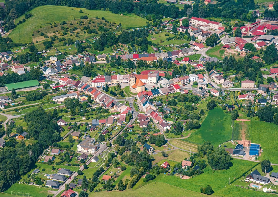 Pilníkov zvítězil v soutěži Vesnice roku 2025. Oranžová stuha za spolupráci se zemědělci