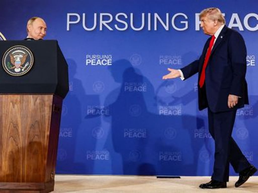 Ne příměří, ale hned mírová dohoda, překvapil Trump. Jak to hraje do karet Putinovi?