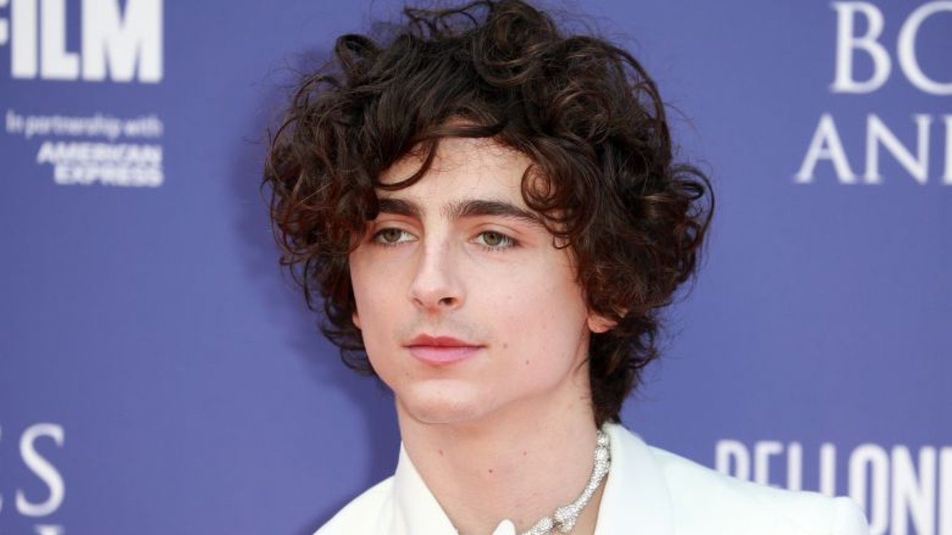 Hustá hříva je pryč: Timothée Chalamet kvůli roli radikálně změnil účes i vzhled