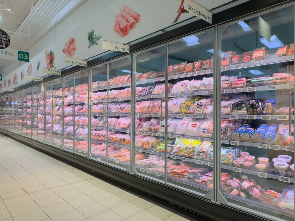 Češi v ohrožení: v oblíbeném obchodě prodávali maso plné bakterií, hygienici varují před konzumací.