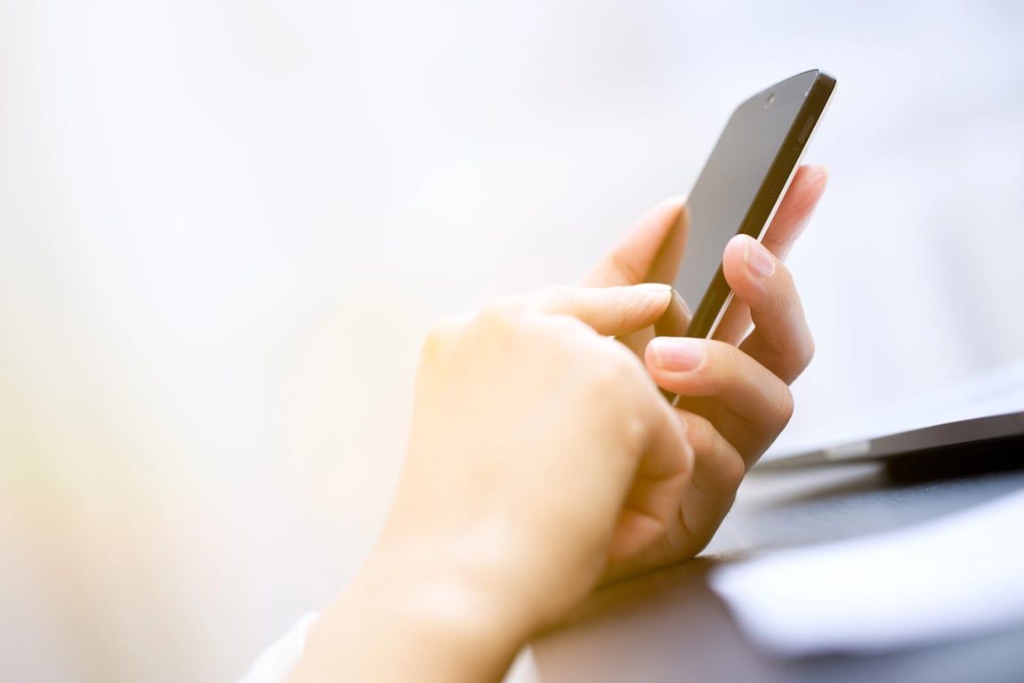 Jak ochránit váš telefon před přehříváním během letních veder