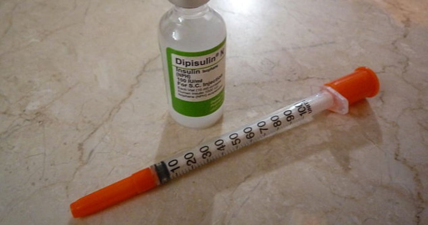 Akné, únava a přibírání bývají prvními stíny. Za nimi se může skrývat nemoc, o které většina lidí netuší