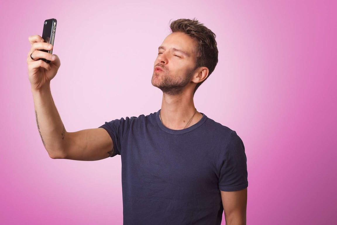 Muži s psychopatickými rysy na Tinderu skórují, tvrdí studie. A ženy? Ty hledají něco jiného