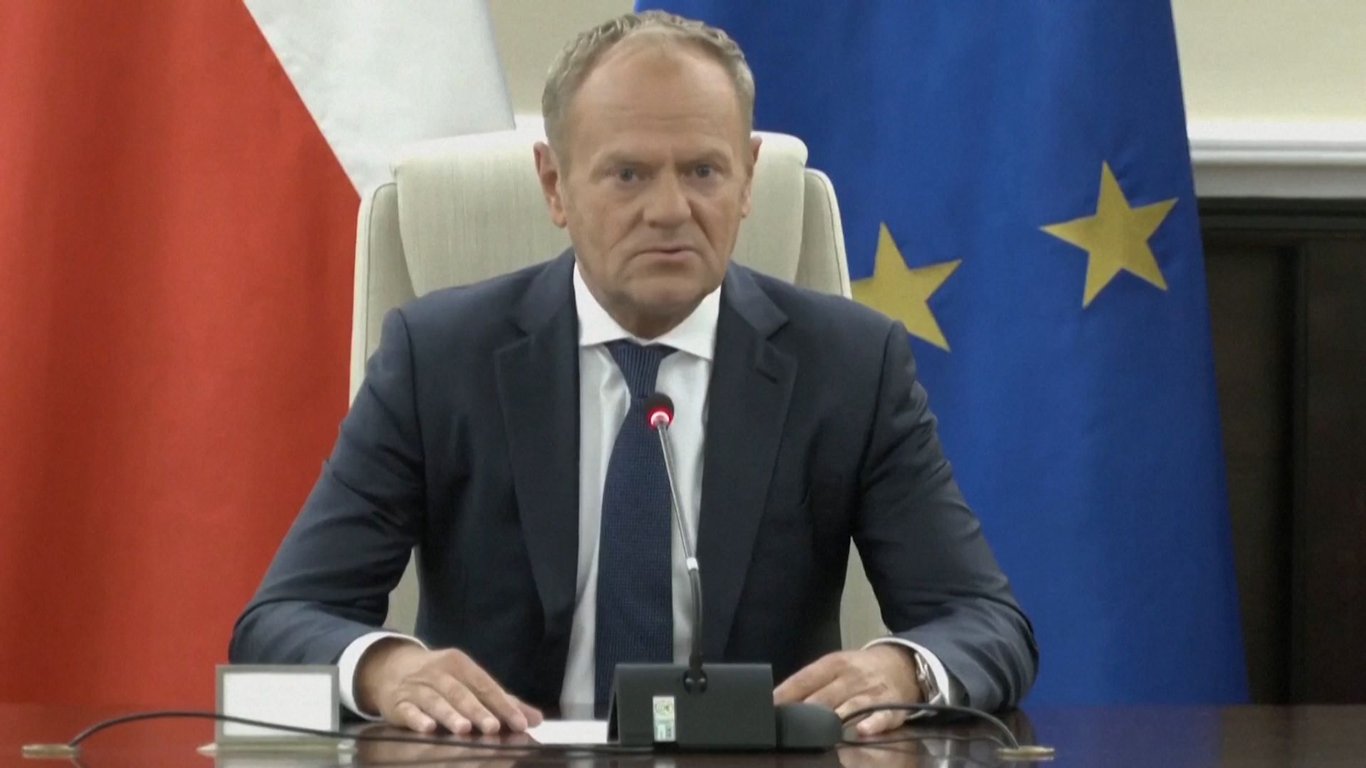Neznámí útočníci se pokusili hodit zápalnou láhev na sídlo Tuskovy strany