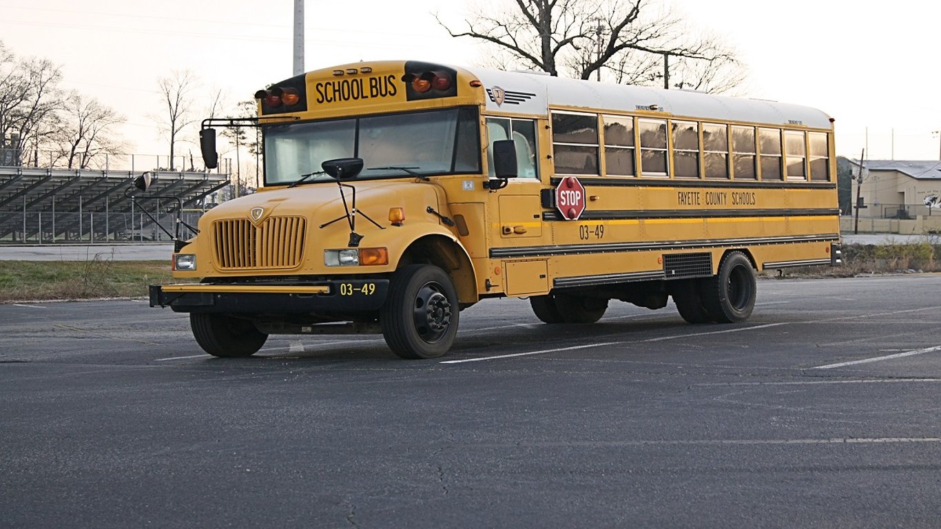 Autistická dívka (8) v autobusu jen natáhla nohu do uličky. Řidička zareagovala způsobem, který vyvolal bouři emocí