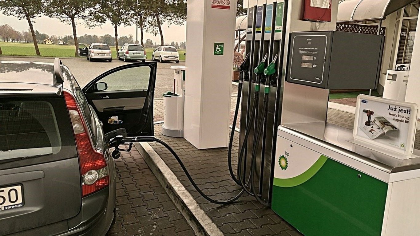 Varování pro řidiče: Na těchto benzinkách určitě netankujte, můžete si zničit auto
