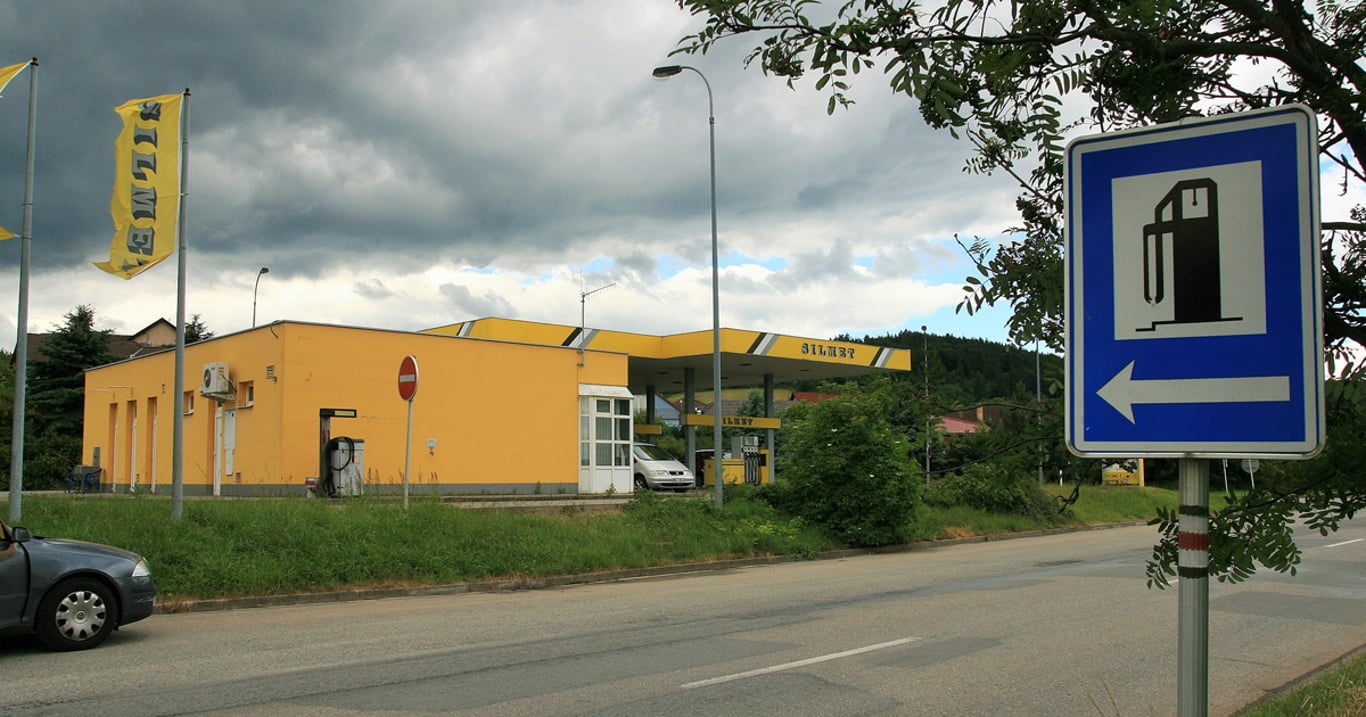 Auta vyrobená před rokem 2009 oficiálně končí. Od 1. dubna už nenatankují. Čerpací stanice ohlídají kamery, nejde o apríl