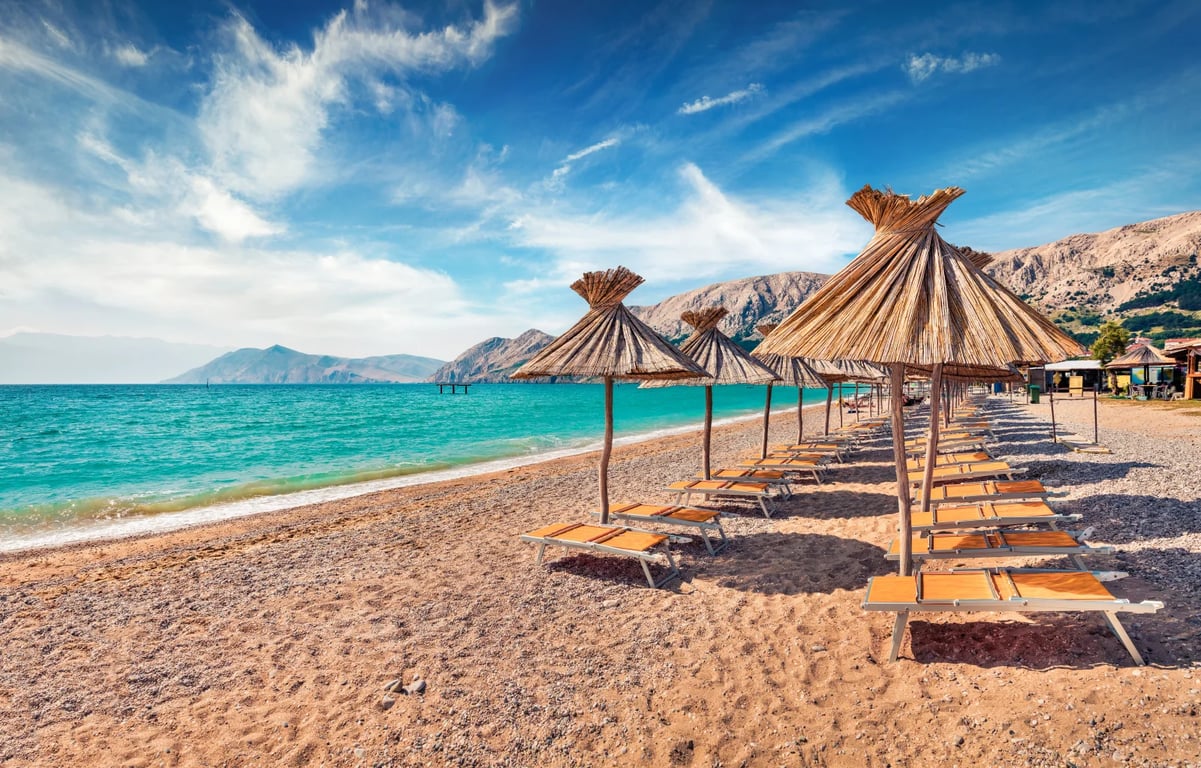 Cena lehátka v Chorvatsku vytočila turisty do běla. Radši sedí na kamení s pivem v ruce, než aby platili takovou částku