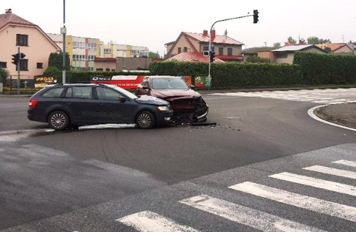 Řidič Škody jel na červenou a srazil se s Jaguarem, škoda je přes 400 tisíc
