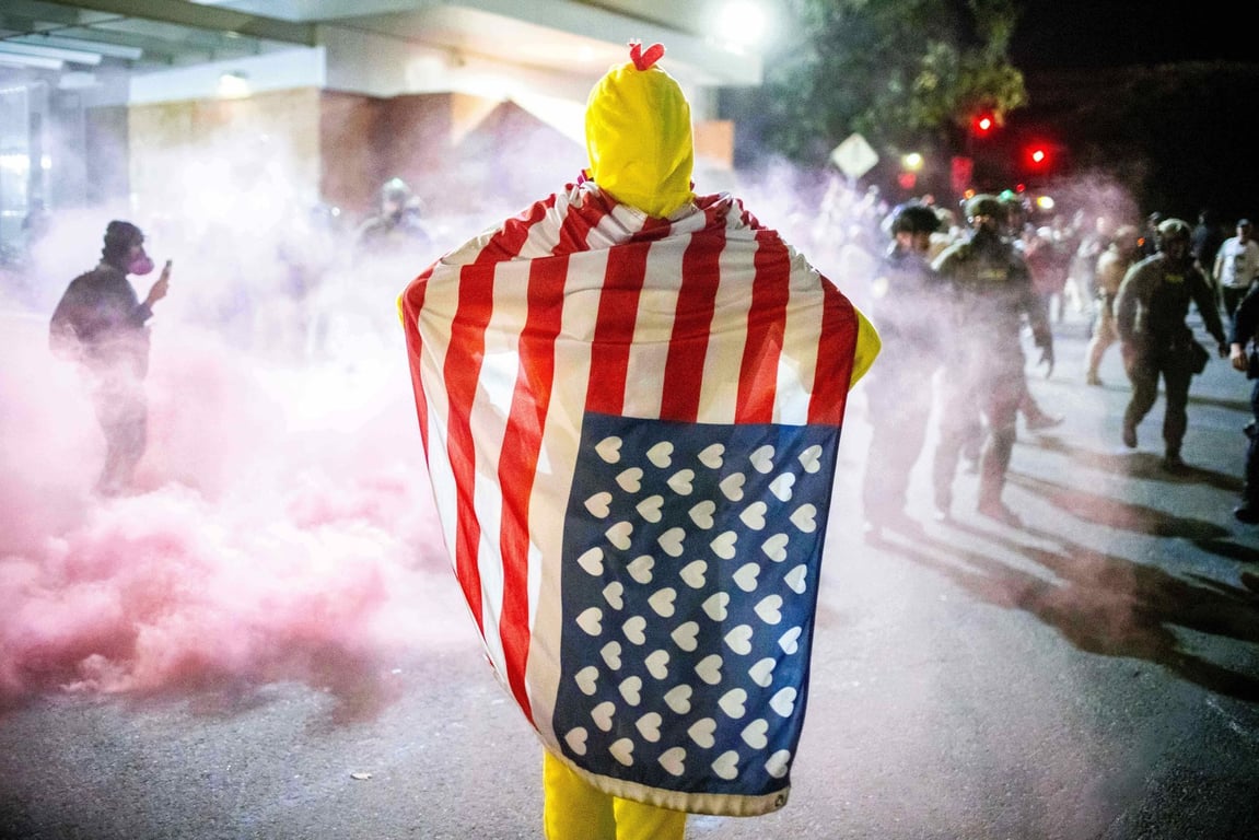 Protesty, dým a soudní stopka: Amerika se hádá o Trumpův zásah v Portlandu