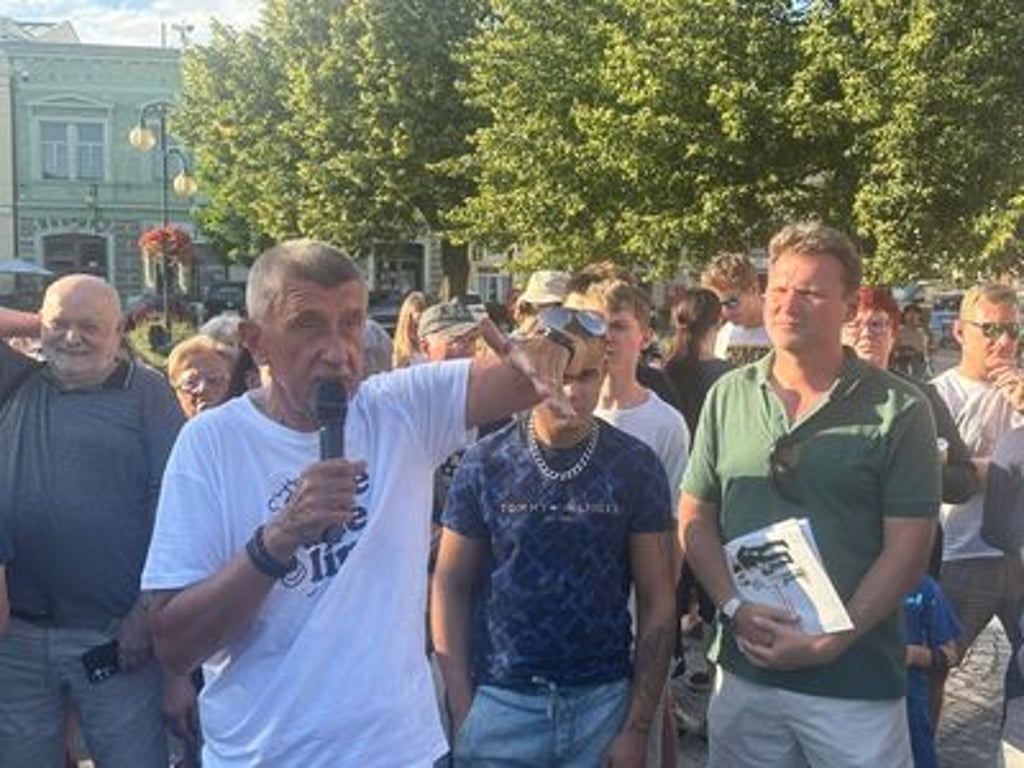 "Proč mlžíte kolem StB?" ptal se mladík Babiše. Jeho voliči ho bránili, odpověď četl